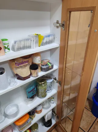 Mueble de cocina con vitrina