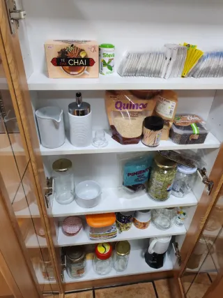 Mueble de cocina con vitrina