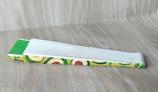 Abanico de madera con aguacates