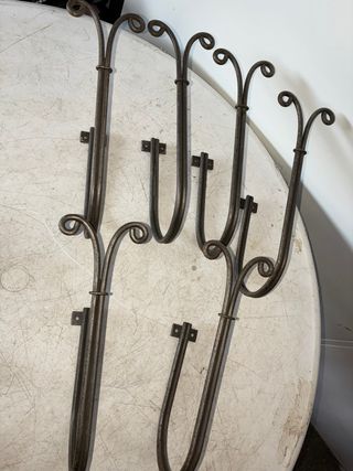 Colgadores de hierro forjado antiguos