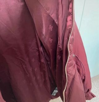 Abrigo acolchado rojo con capucha