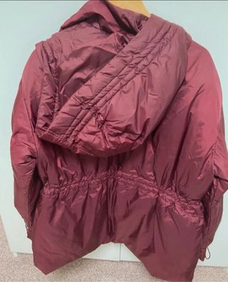 Abrigo acolchado rojo con capucha