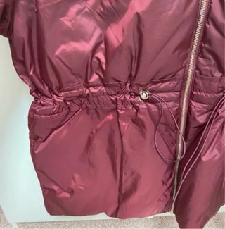 Abrigo acolchado rojo con capucha