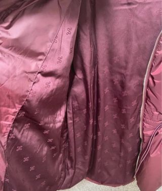 Abrigo acolchado rojo con capucha