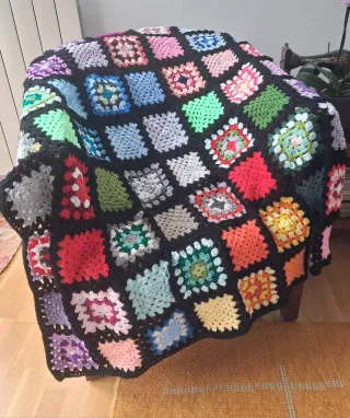 Manta tejida a mano estilo granny