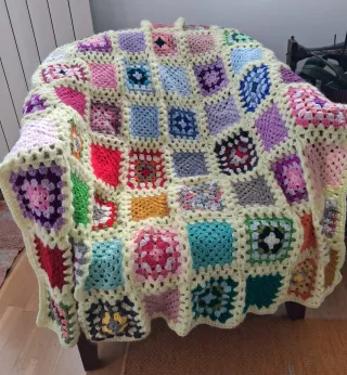 Manta tejida a mano estilo granny