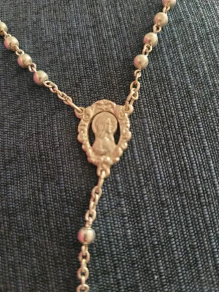 Rosario Color plata con cruz y medalla