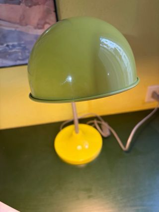 Lámpara de escritorio amarilla