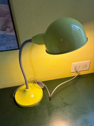 Lámpara de escritorio amarilla
