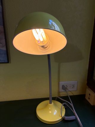 Lámpara de escritorio amarilla