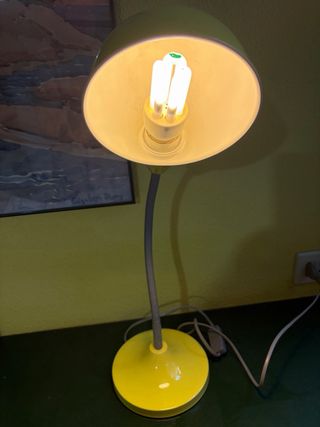 Lámpara de escritorio amarilla
