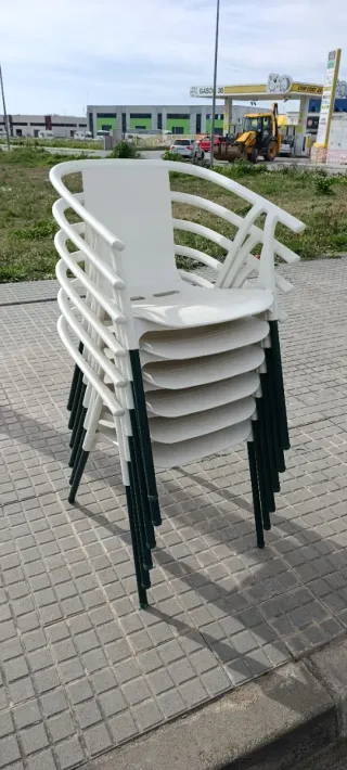 Sillas de plástico blancas y verdes