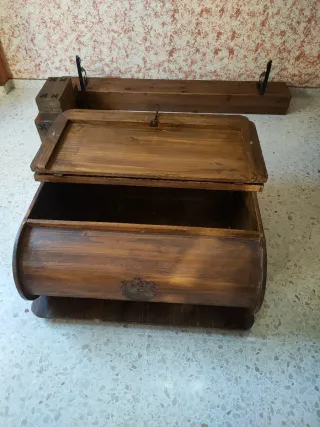 Baúl y repisas de madera y metal