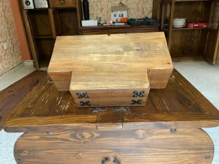 Baúl y repisas de madera y metal