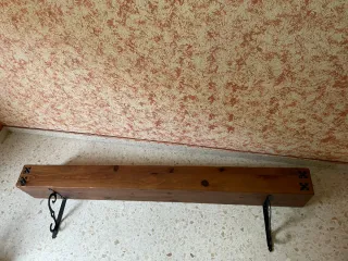 Baúl y repisas de madera y metal