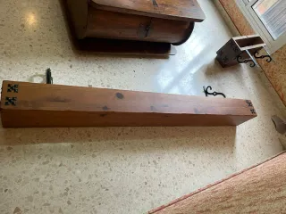 Baúl y repisas de madera y metal
