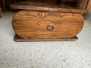 Baúl y repisas de madera y metal