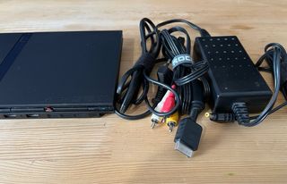 PS2 Slim Negra + T memoria + mando y cables.