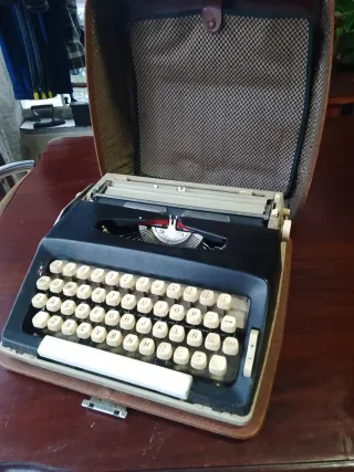 Máquina de escribir Olympia Carina 3 y otra