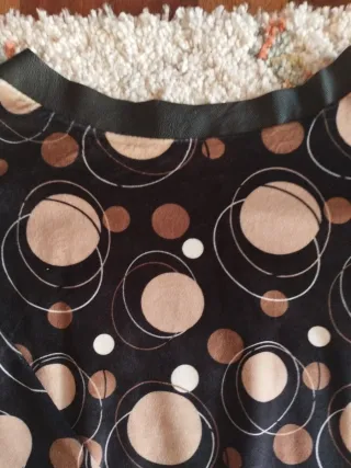 Camisa estampada círculos negra y marrón