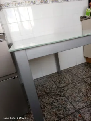 Mesa de cristal y metal