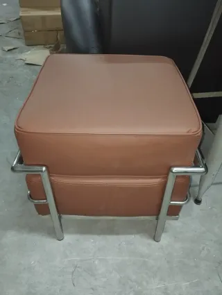 Puff Polipiel Beige con Patas Cromadas