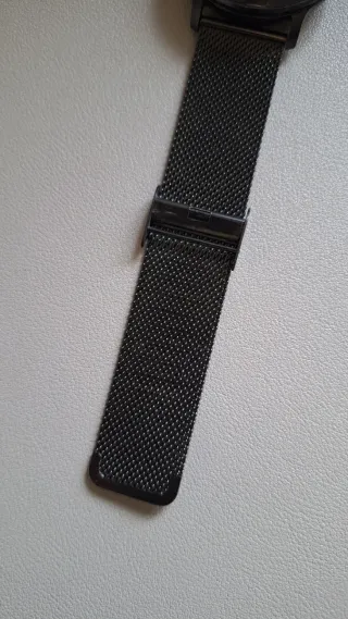 Smartwatch nero con cinturino in metallo