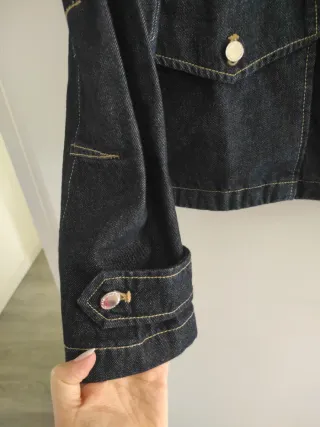 Chaqueta vaquera con cuello marrón