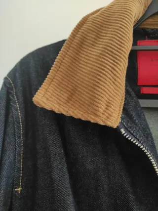 Chaqueta vaquera con cuello marrón