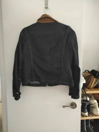 Chaqueta vaquera con cuello marrón