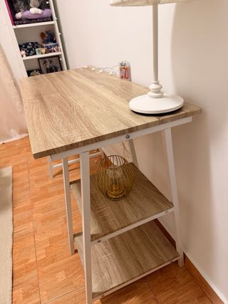 Escritorio de madera y paras lacadas en blanco