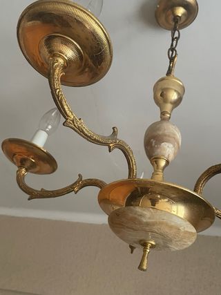 Lámpara de metal y mármol dorada