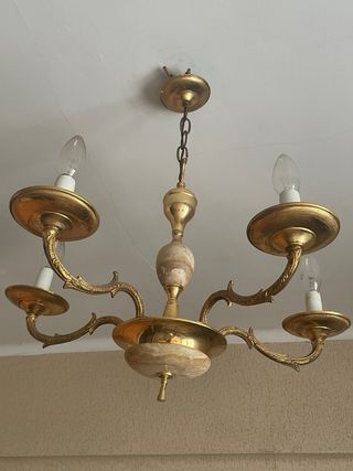 Lámpara de metal y mármol dorada