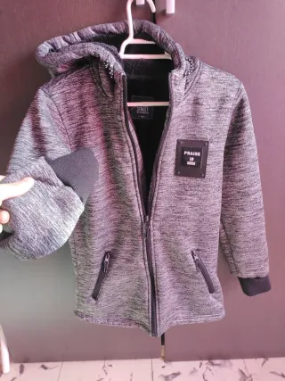 Chaqueta con capucha y cremallera