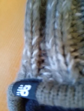 Gorro New Balance con orejeras y pompón