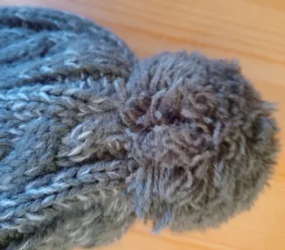 Gorro New Balance con orejeras y pompón