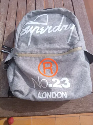 Mochila Superdry gris y naranja