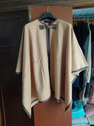 Capa Zara Woman con apliques piel