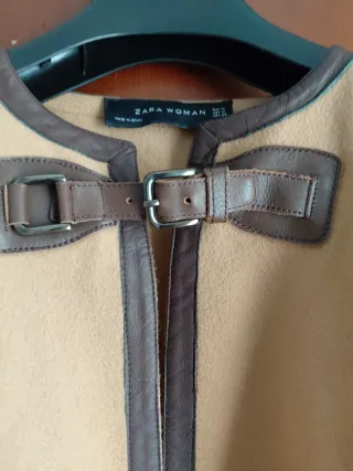 Capa Zara Woman con apliques piel