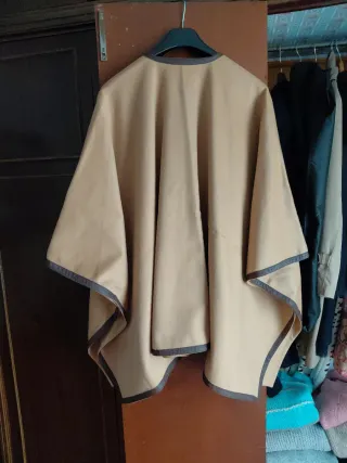 Capa Zara Woman con apliques piel