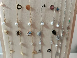 Pulseras doradas y plateadas