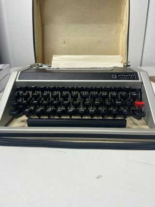 : Máquina de escribir Olivetti Lettera DL