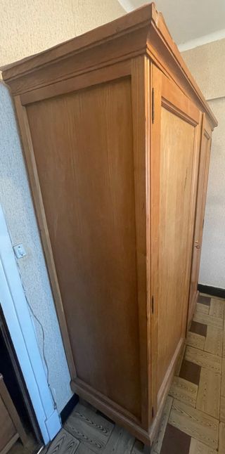 Armario de madera clásico