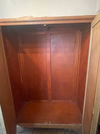 Armario de madera clásico