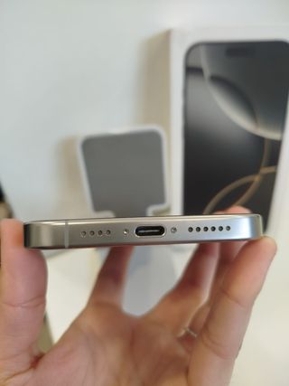 iPhone 16 Pro Max 256GB Titanio Natural.