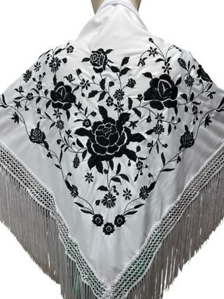 Manton Flamenco Blanco Bordado Negro