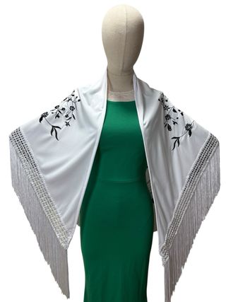 Manton Flamenco Blanco Bordado Negro
