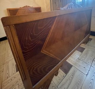 Cama de madera antigua