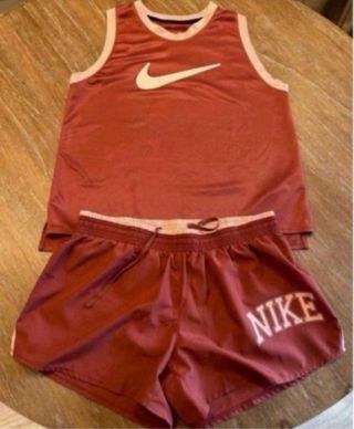 Conjunto deportivo Nike dos piezas