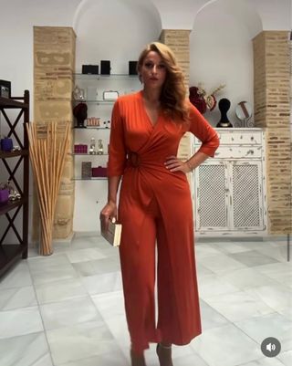 Mono naranja con cinturón